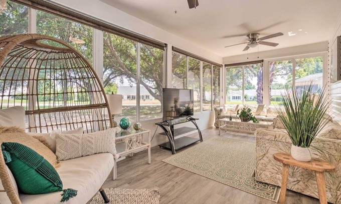 Del Mar Cottage | Inviting Lady Lake House: In the Village!