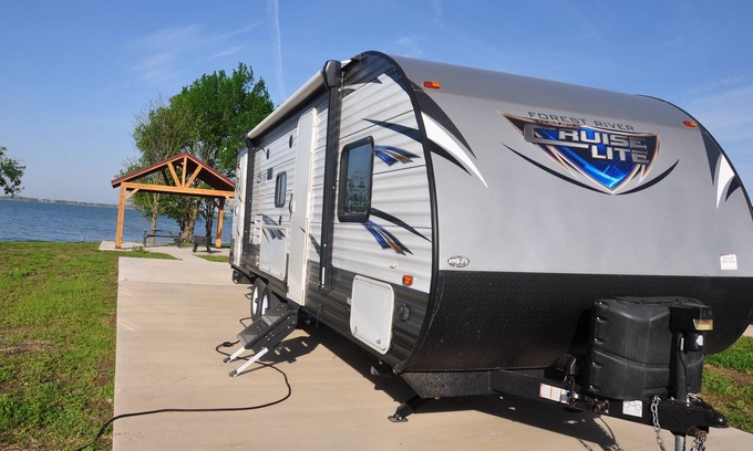 Kerens House | Inviting Lakefront RV