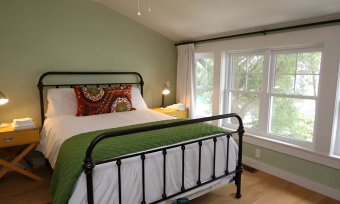 Otonabee-South Monaghan Cottage | Inviting Lakeshore Lodgings w/Canoe and Kayak Rentals, Perfect for Autumn