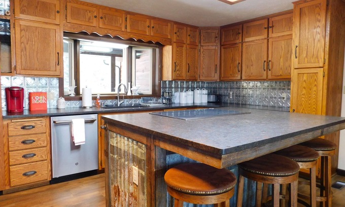 Kalispell House | Inviting Lodge Near the Flathead River