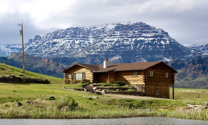 Wapiti House | Inviting Log Home in Quiet Valley near Yellowstone