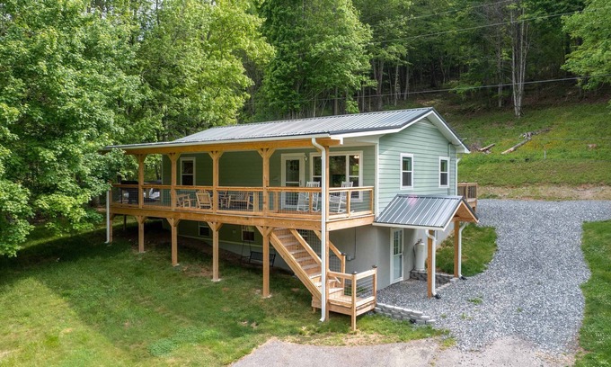 Wolf Laurel Cottage | Inviting Mtn Retreat! Fire Pit+Grill~WiFi~Near AVL~ 3 Mins to Hatley Pointe!