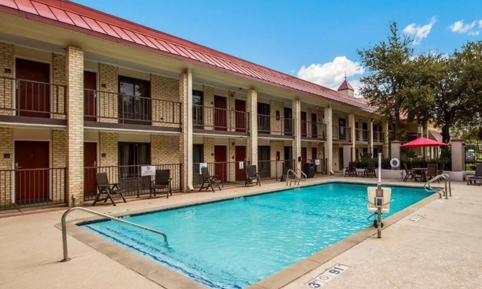 Addison Hotel | Inviting Room Close to WaterTower Theater - Relaxing Getaway
