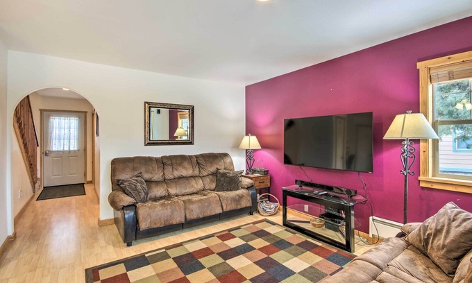 Emigrant House | Inviting Townhome: 30 Mi to Yellowstone NP!