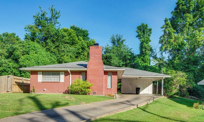 Vicksburg House | Inviting Vicksburg Home w/Patio + Charcoal Grill!