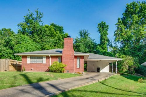 Vicksburg House | Inviting Vicksburg Home with Patio and Charcoal Grill!