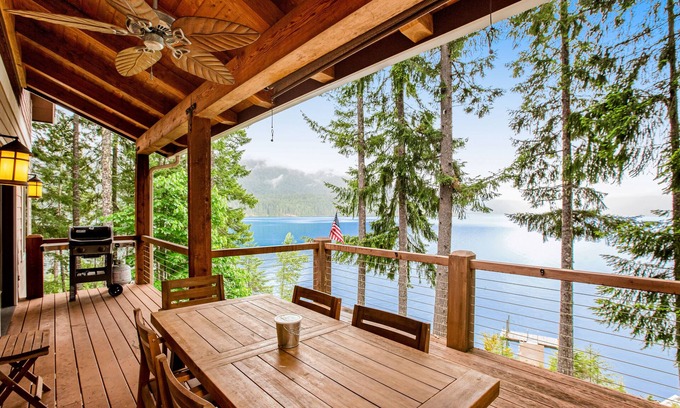 Hoodsport House | Inviting waterfront home with game room, mountain view & kayaks