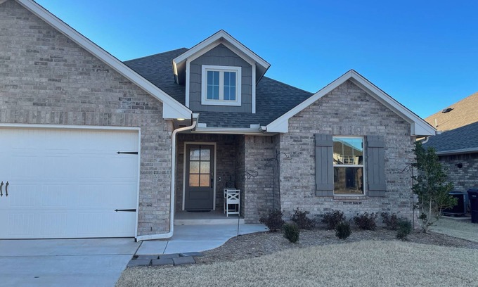 Edmond House | Inviting, well equipped, sleeps 8 + comfortably w/access to Edmond/OKC in mins.