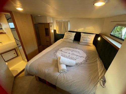 La Collancelle Boat Rental | Iris, bateau douillet