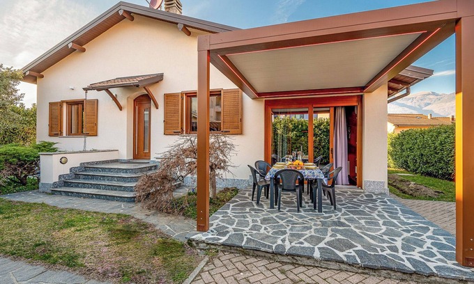Colico Piano House | Iris Holiday Home with Garden