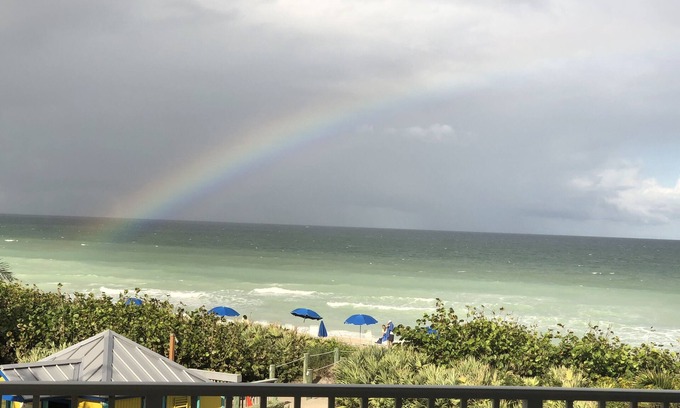 Stuart Condo | IRP Beachfront Paradise - Pets Welcome! Ocean Club Members - golf/tennis/fitness