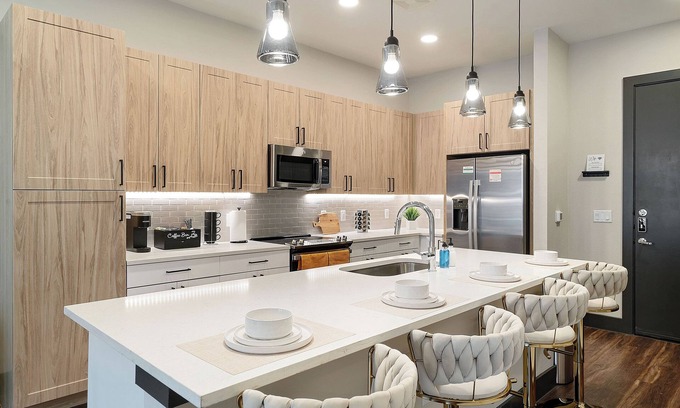 North Shoal Creek Apartment | Irresistible 1BR Near Domain & Q2 With Pool, Gym and Free Parking