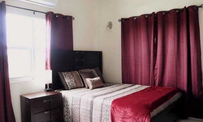 Runaway Bay House | Island gem. Close to beach and downtown