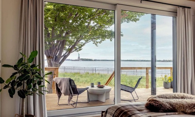 Manhattan Cabin | Island Glamping with Skyline and Lady Liberty View