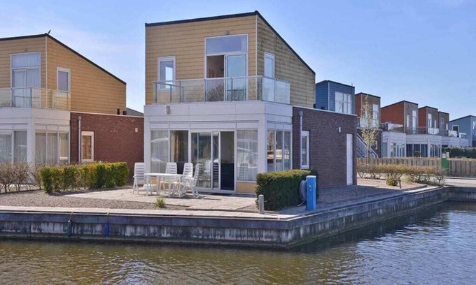 Oude-Tonge House | Island house located at a corner with a dock of 25 metres. The adjacent house Slaak 64 has the same