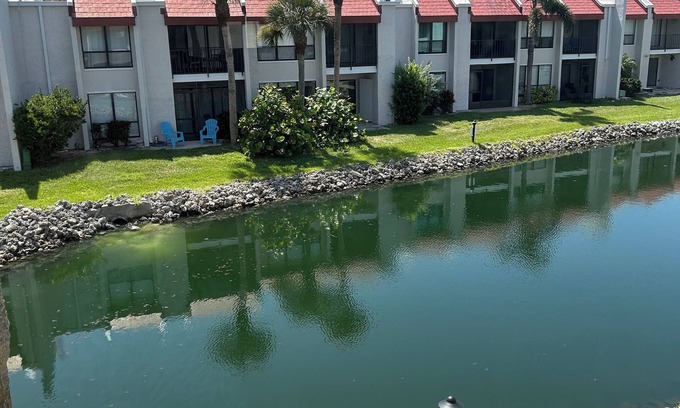 Bradenton Beach Condo | Island Oasis Retreat - 1 Minute Walk to the Beach