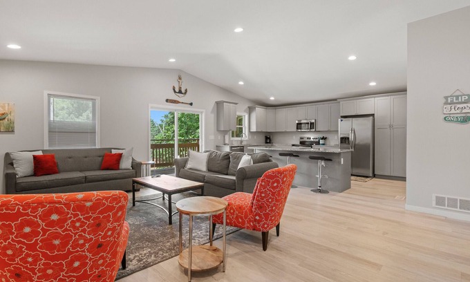 Clear Lake House | Island Park Loft- Sleeps 6 - 2 blocks from PM Park - 2 bed 2 bath.