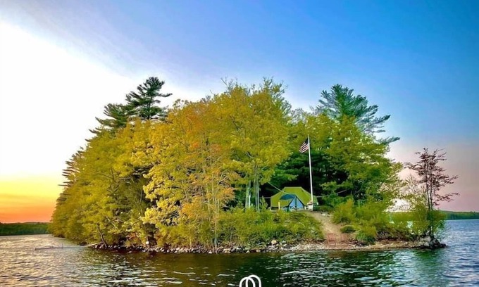 Monmouth Resort | Island Tent Overlook in Maine