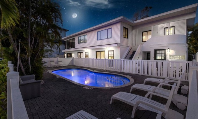 Ilexhurst Condo | Island Vacay -1 Block Walk/quiet street to beach
