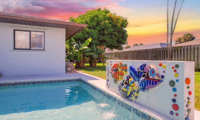 Melbourne Beach House | Island Vibes Beach House~ 4 min. Walk 2 Beach Pool King Beds