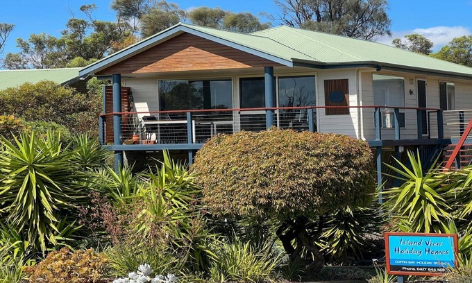 Lake Wangary House | Island View 1 - Sunsets - Quality - Sandy Beaches Across the Road