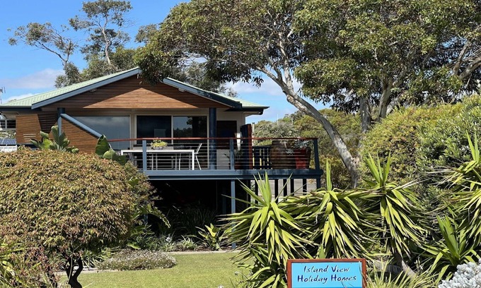 Lake Wangary House | Island View 2 is a modern, very comfortable and well presented holiday home.