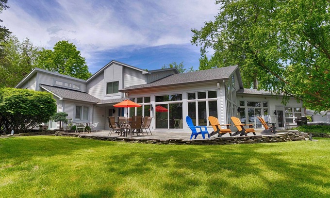 Canandaigua Cottage | Island View: "Lakeside Luxury and Family Reunion Friendly!"