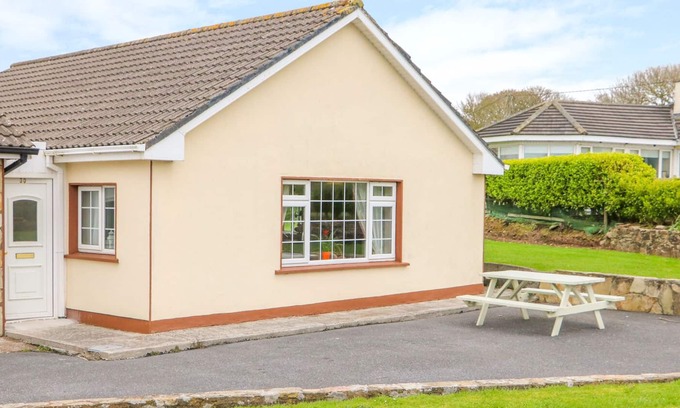 Ardmore Cottage | ISLAND VIEW, pet friendly, with a garden in Ardmore, County Waterford