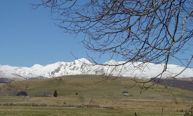Picherande Ski Chalet | isolated cottage in the heart of the Massif du Sancy mountain views