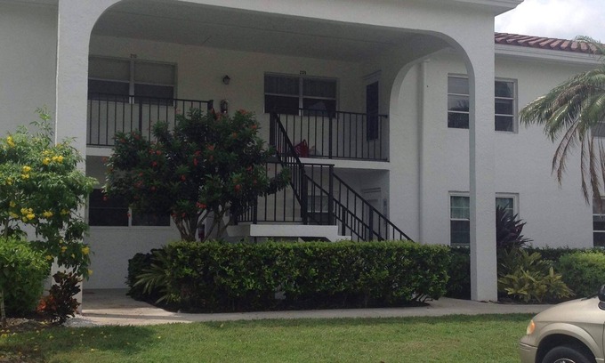 Central Naples Condo | It is at the heart of Naples. Minutes from beach. Condo w/pools, tennis, golf.