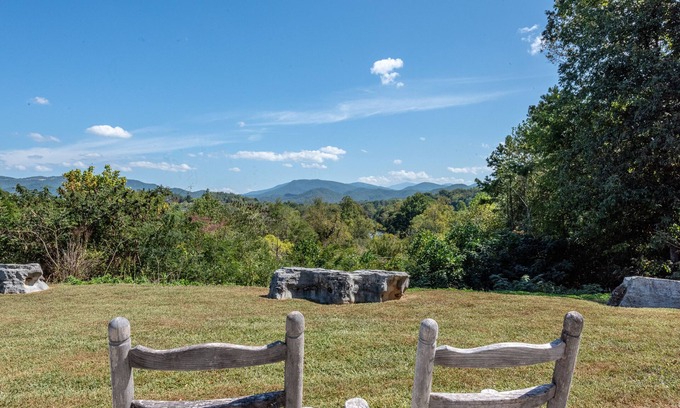 Townsend House | It is wintertime in TN- comfortable, clean, in a gated community & near food!