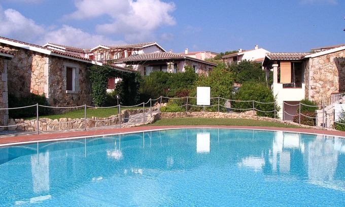 Monte Petrosu House | Apartment with garden and wi-fi in residence with swimming pool