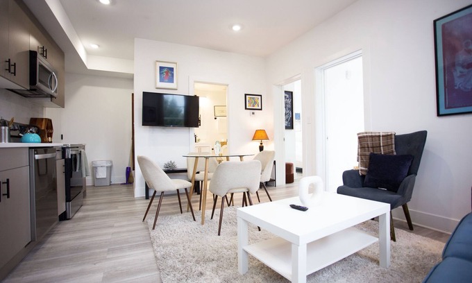 Northeast Bed & Breakfast | It's a Corner unit with cool City Skyline views!