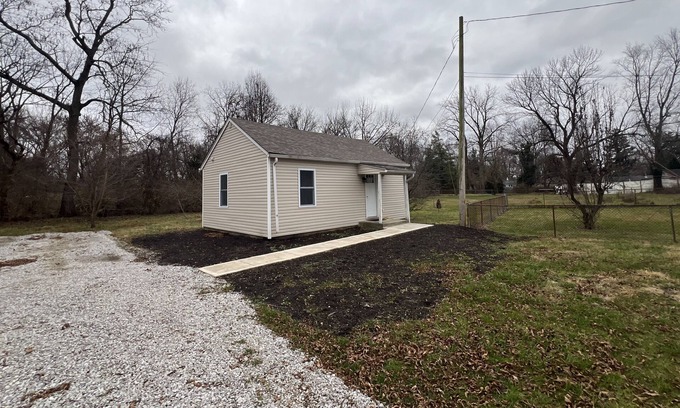 Whitehall House | It's a cozy place behind a house in the private yard, close to the airport.