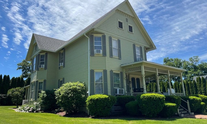 Penn Yan House | It's A Wonderful Life -Main St Penn Yan-Hot Tub-Seneca/Keuka, Restored Victorian Home-Nightlife
