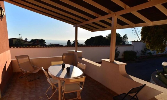 Villaggio del Pino-Le Ginestre House | Villa Cinzia - Appartamento con Vista Giardino