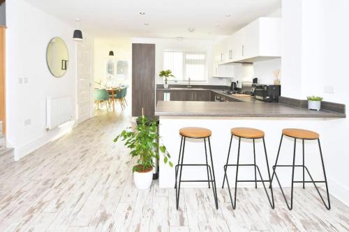 Stoke-on-Trent House | Ivory House by Truestays - 3 Bedroom House in Stoke-on-Trent