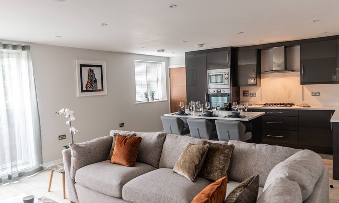 Reading Apartment | Ivory Lodge