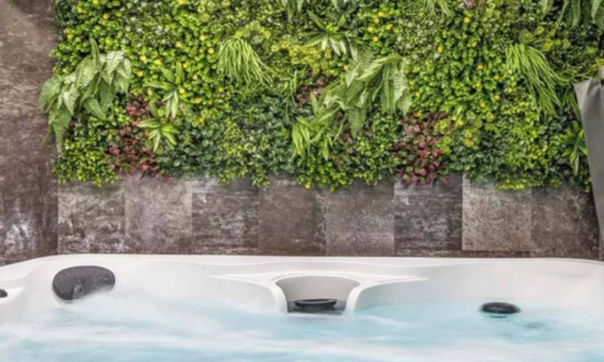 Kirk Sandall Cottage | Ivy House, 6-Beds, Sleeps 19 with Hot Tub