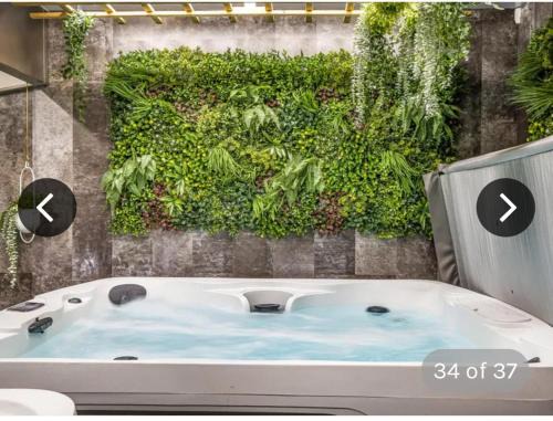 Kirk Sandall House | Ivy House 6-Beds Sleeps 19 with Hot Tub