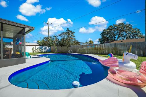 Melbourne House | Ixora16 Heated Pool, mins to beach, airport, USSSA, Cruise Port, 1h to Disney