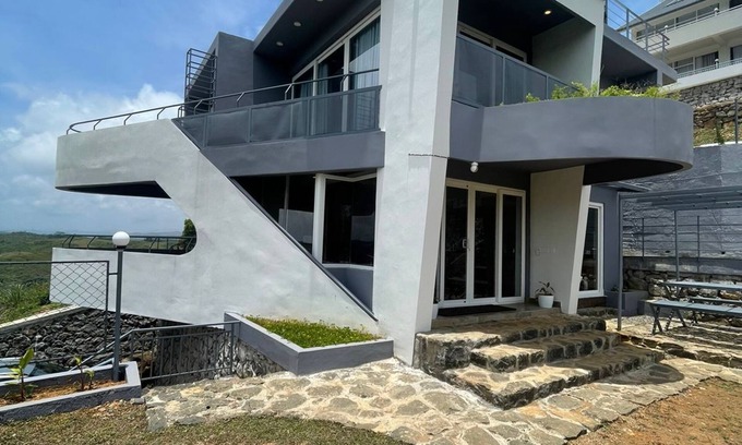 Pirmed Villa | IZZAT INN Villa, Parunthumpara, A pet friendly mountien view villa.