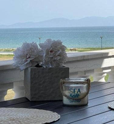 Paralia Ofryniou Apartment | J&J Seaview Apartment