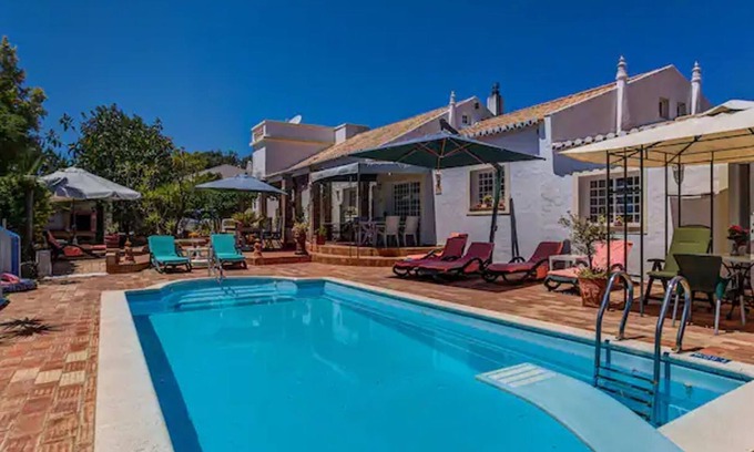 Alcalar House | Jacarandá Apartment in Quinta Velha by LovelyStay