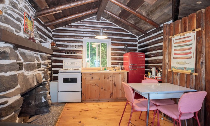 North Frontenac Cabin | Jack Pine Cabin- North Frontenac Lodge Rustic Cabin