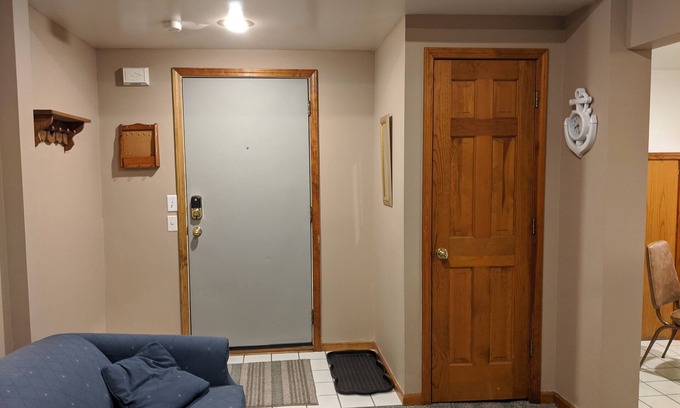 Monroe Apartment | Jack's Joint's Fully Furnished Apt # 1 near water sports and downtown!