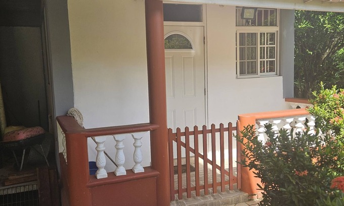 Marigot Apartment | Jacob's Cozy Oasis: 1BR in Marigot w/Wi-Fi, A/C, Kitchen – <5 Mins to Airport