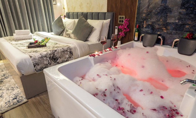 Greater Noida Apartment | Jacuzzi and Chill By Buddies Home