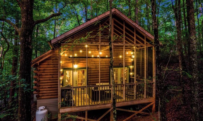 Sautee Nacoochee Cabin | Jacuzzi Cabin Fireplace + Deck 5.9 Mi to Helen