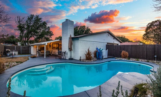 The Colony House | Jacuzzi & Pool House w/Game Room + Fire table near Grandscape
